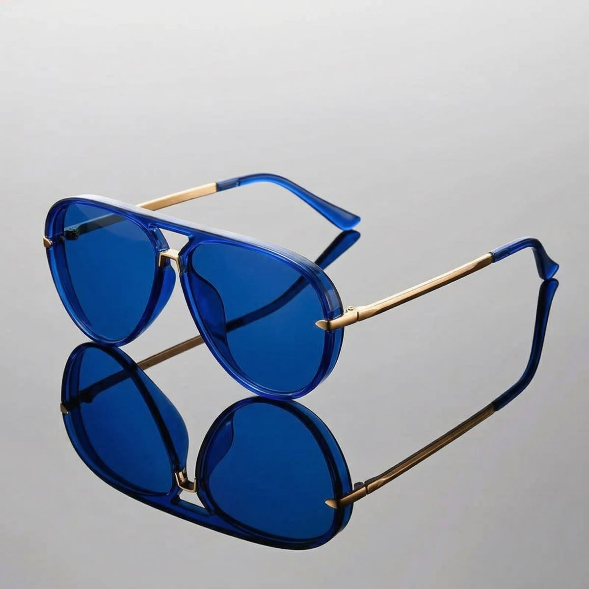 Gradient aviator sunglasses with gold metal frame and stylish tinted lenses for men and women, suitable for travel, driving and outdoor activities